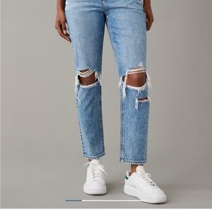 American Eagle Strigid Ripped Mom Jeans